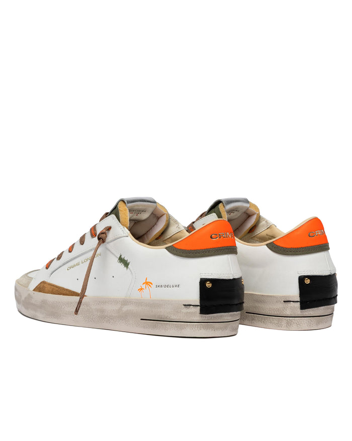 sneaker realizzata con materiali di alta qualità made in italy<BR/>tomaia in pelle bianca, dettagli in suede grigio chiaro<BR/>talloncino in pelle bi