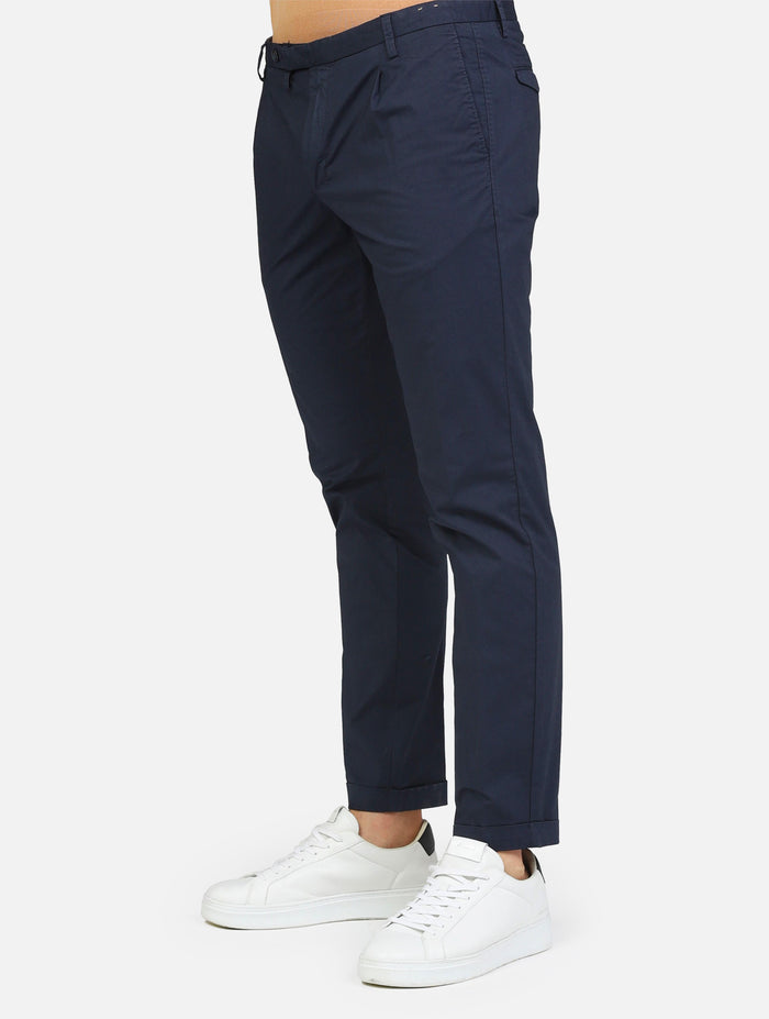 art. a301sasap353tc506/t: pantalone chino slim fit con pinces frontali; modello con chiusura frontale a cerniera e bottone; tasche anteriori e posteriori a file