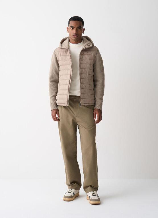 Giacca ibrida trapuntata da  con cappuccio e maniche a costine combina stile e comfort, perfetta per le fresche giornate autunnali beige uomo 