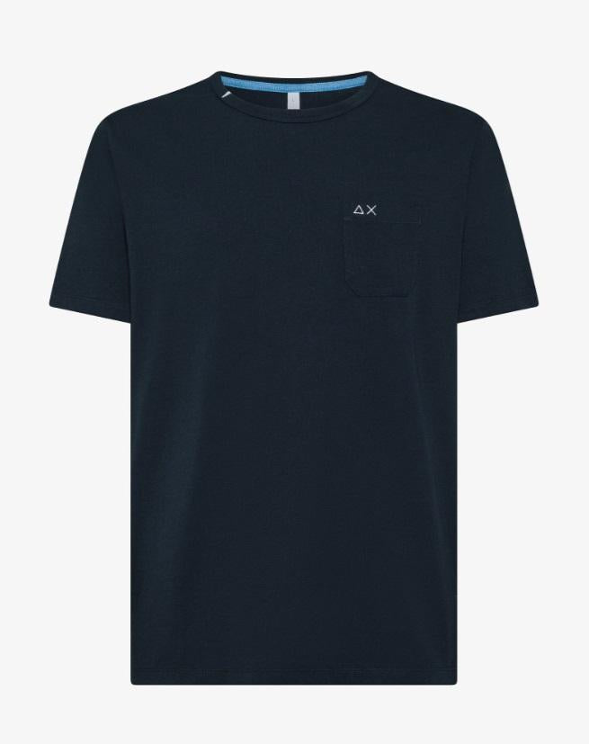 art. t35101: t-shirt in jersey di cotone con taschino, girocollo con ricamo a contrasto