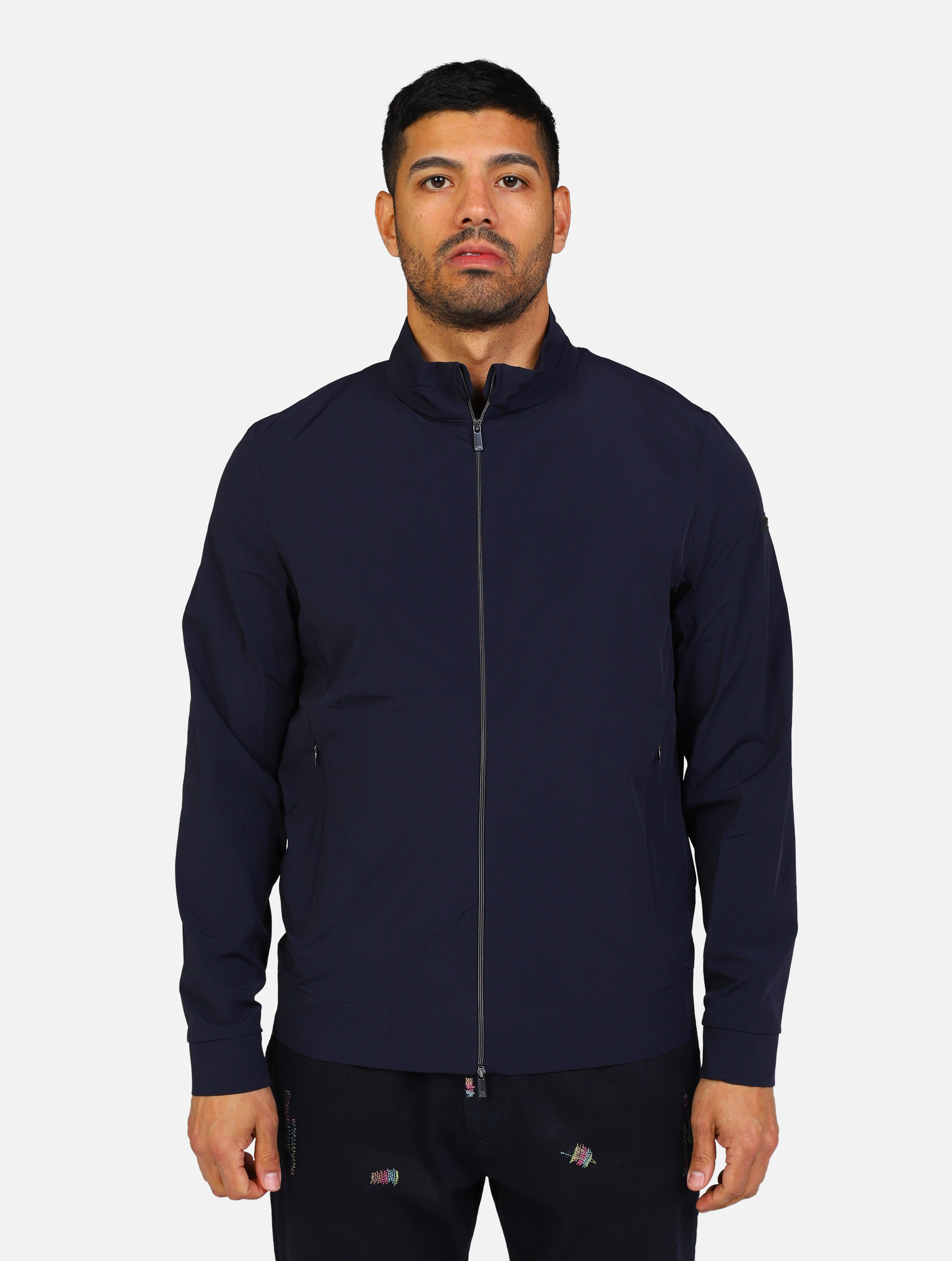 Art cg-ruiz ultra-ss25: giacchetto collo alto, maniche lunghe con polsini elasticizzati, chiusura zip, tasche frontali zip, patch logo sulla manica blu navy uomo 