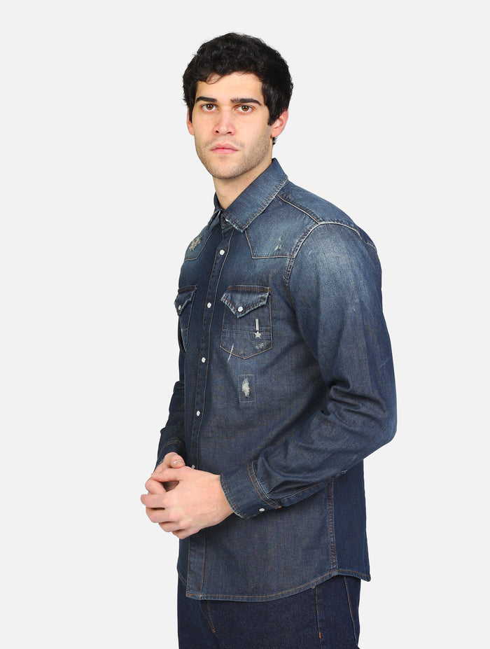 art. 12516147: camicia jeans con chiusura a bottoni e due taschini, rotture e abrasioni