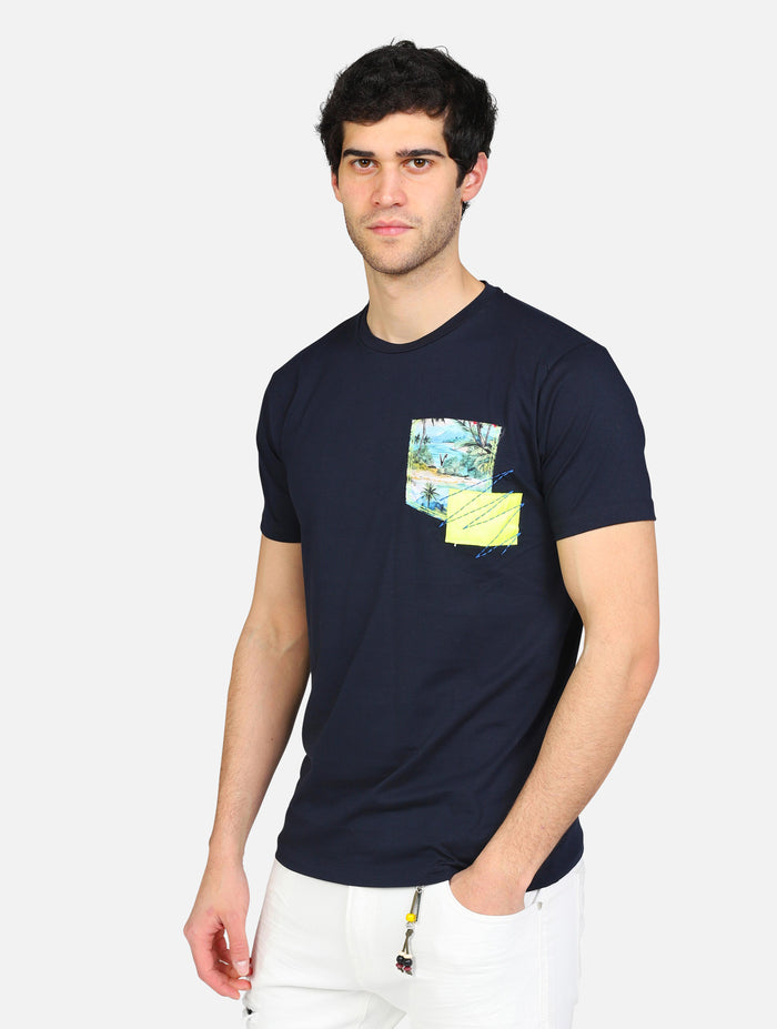 art. tuprebl: t-shirt premium girocollo con disegno sul taschino cucito