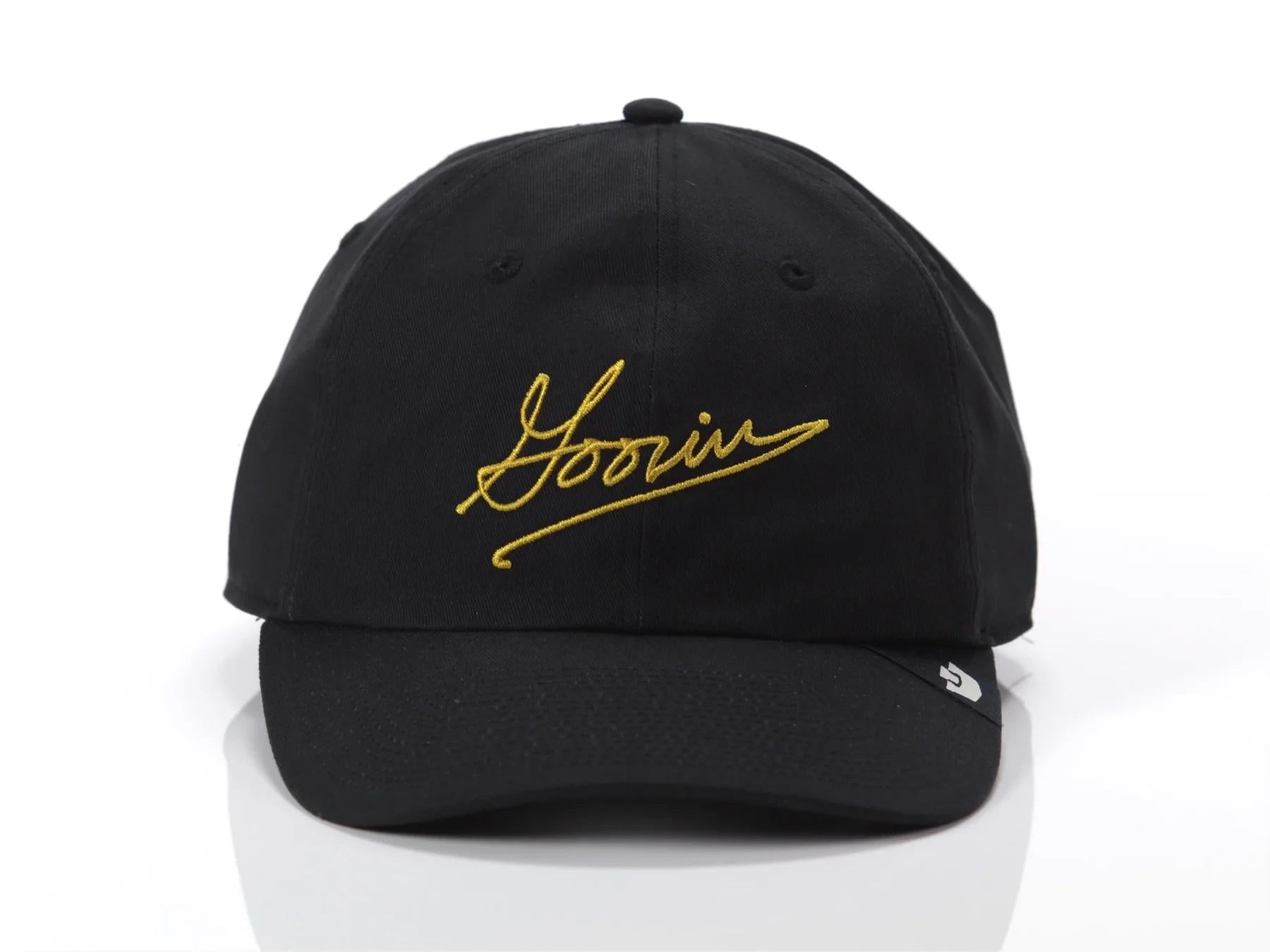 Cappellino con visiera e ricamo nero uomo 