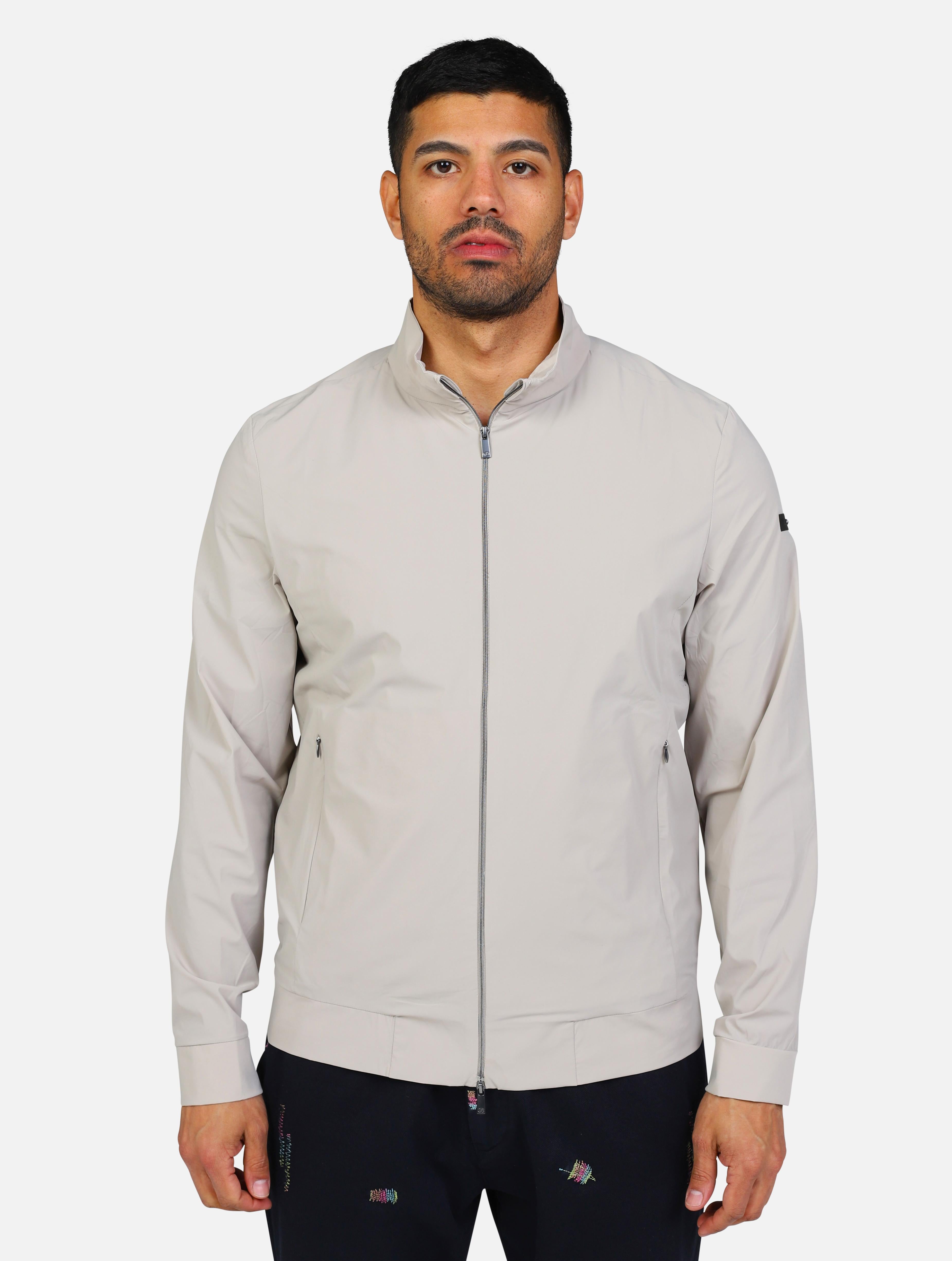 Art cg-ruiz ultra-ss25: giacchetto collo alto, maniche lunghe con polsini elasticizzati, chiusura zip, tasche frontali zip, patch logo sulla manica stone uomo 