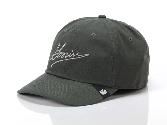 cappellino con visiera e ricamo