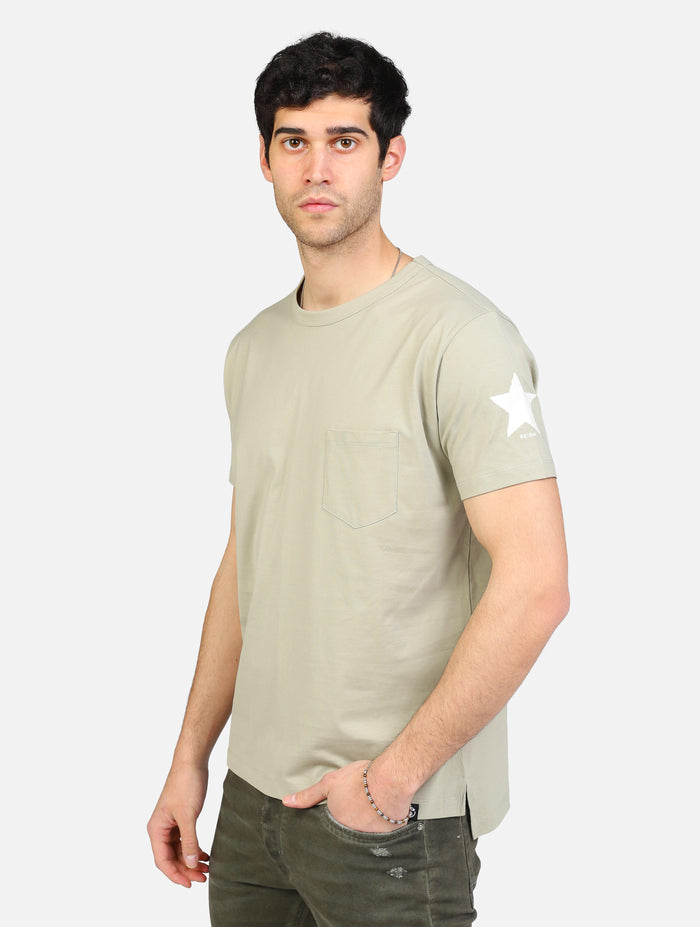 art. 17015506: t-shirt girocollo con taschino e stella stampata sulla manica