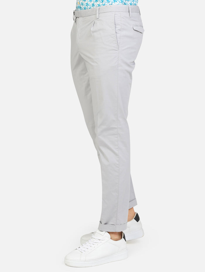 art. a301sasap353tc506/t: pantalone chino slim fit con pinces frontali; modello con chiusura frontale a cerniera e bottone; tasche anteriori e posteriori a file