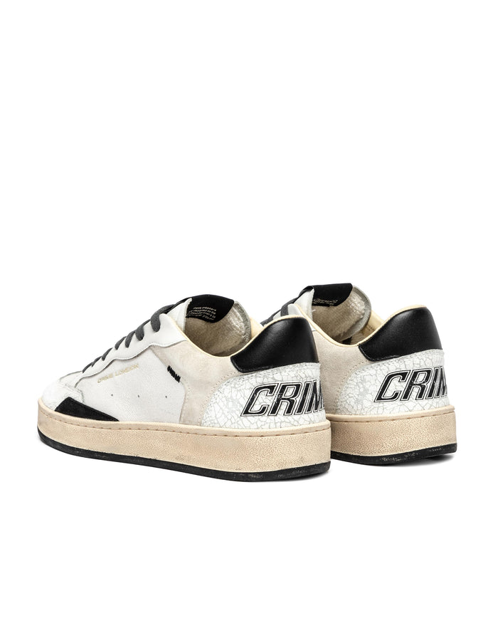 sneaker realizzata con materiali di alta qualità made in italy<BR/>tomaia in pelle bianca, dettagli in suede grigio chiaro<BR/>talloncino in pelle bi