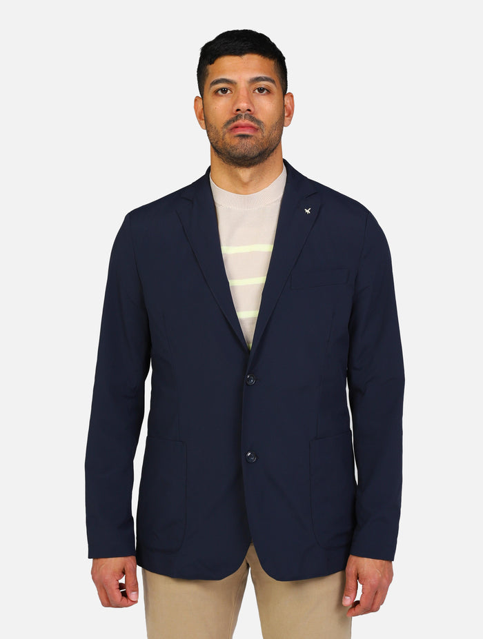 art. a302alan60tp944: giacca a due bottoni in tessuto tecnico con taschino a filetto sul petto, maniche con polsini abbottonati, collo a revers e fondo spacchi