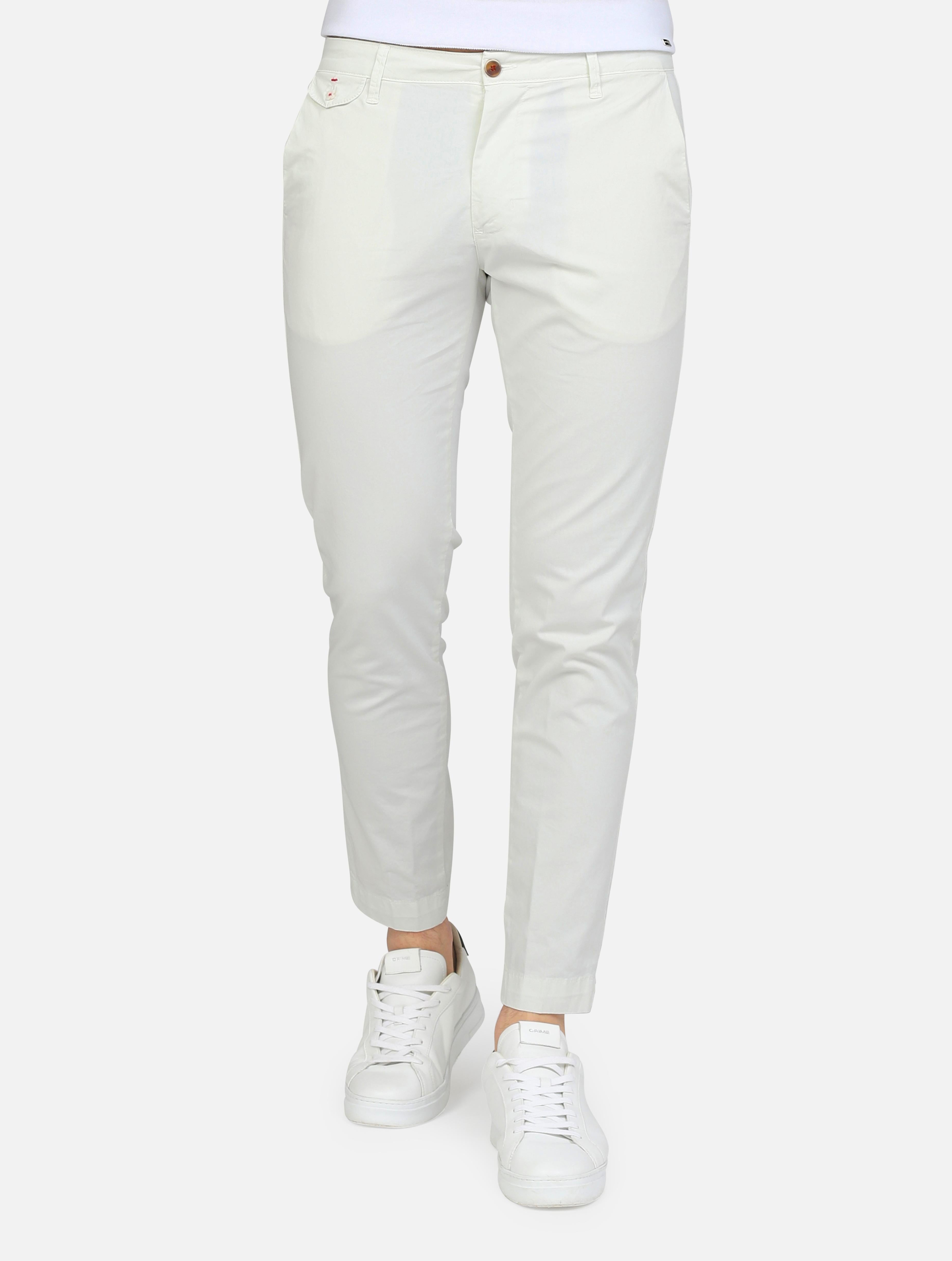 art. cile 225001: pantalone chino con tasche a taglio, taschino ricamato con bottone a fiore