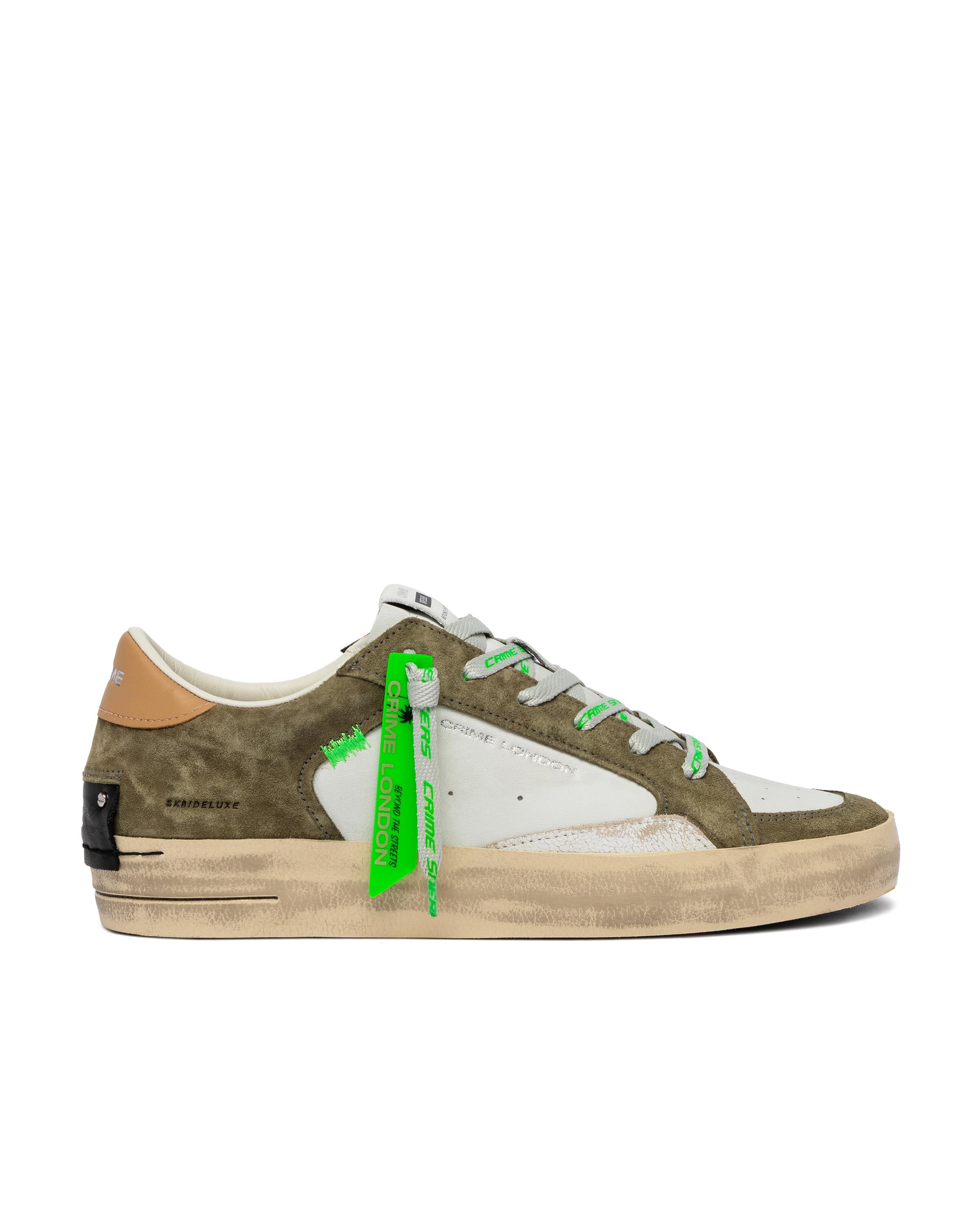 Mocha clay sneaker realizzata con materiali di alta qualità made in italy<br->tomaia in pelle bianca, dettagli in suede grigio chiaro<br->talloncino bianco uomo 