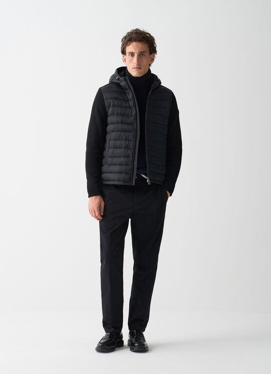 Giacchetto con cappuccio e maniche in maglia nero uomo 