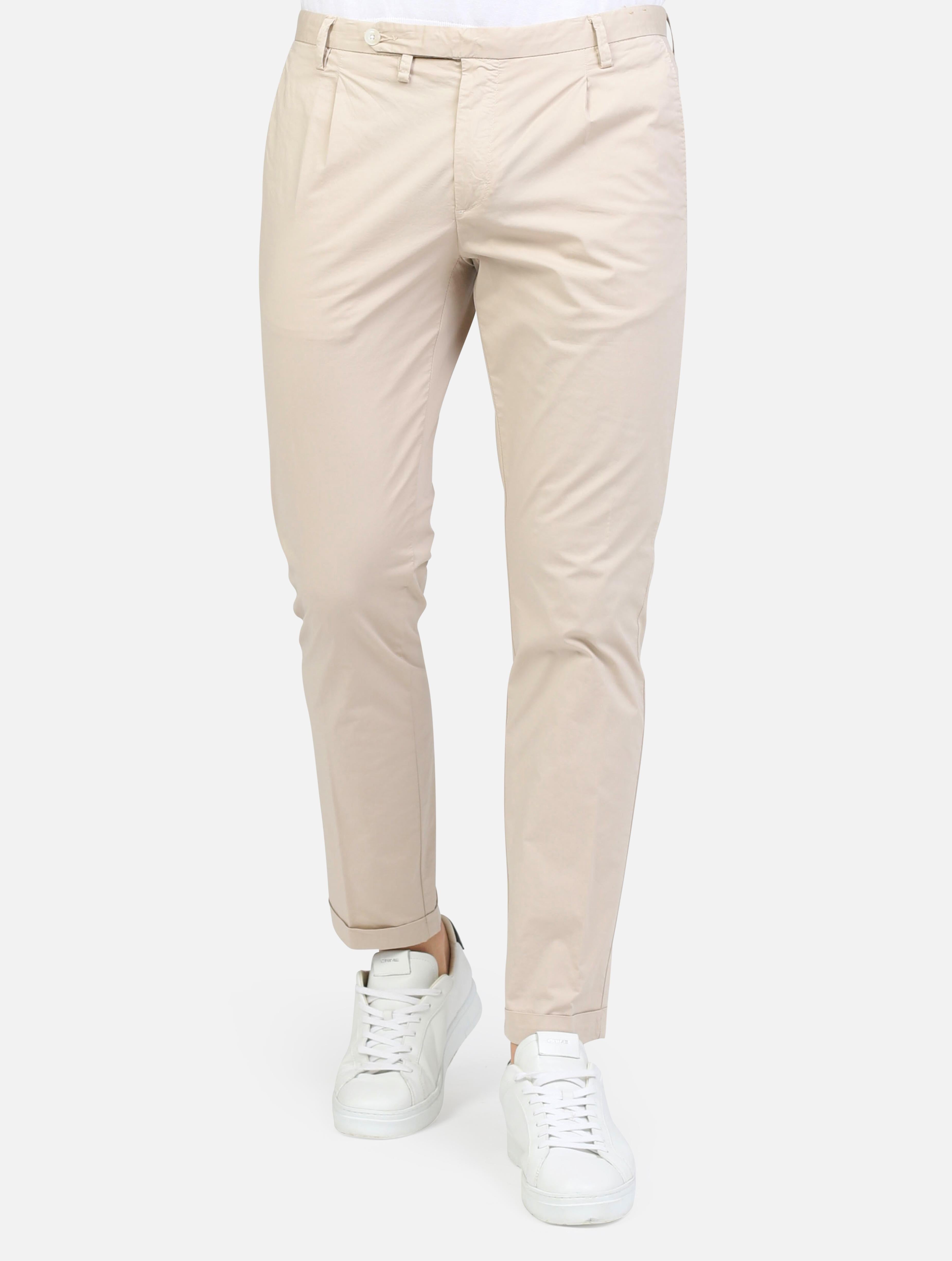 art. a301sasap353tc506/t: pantalone chino slim fit con pinces frontali; modello con chiusura frontale a cerniera e bottone; tasche anteriori e posteriori a file
