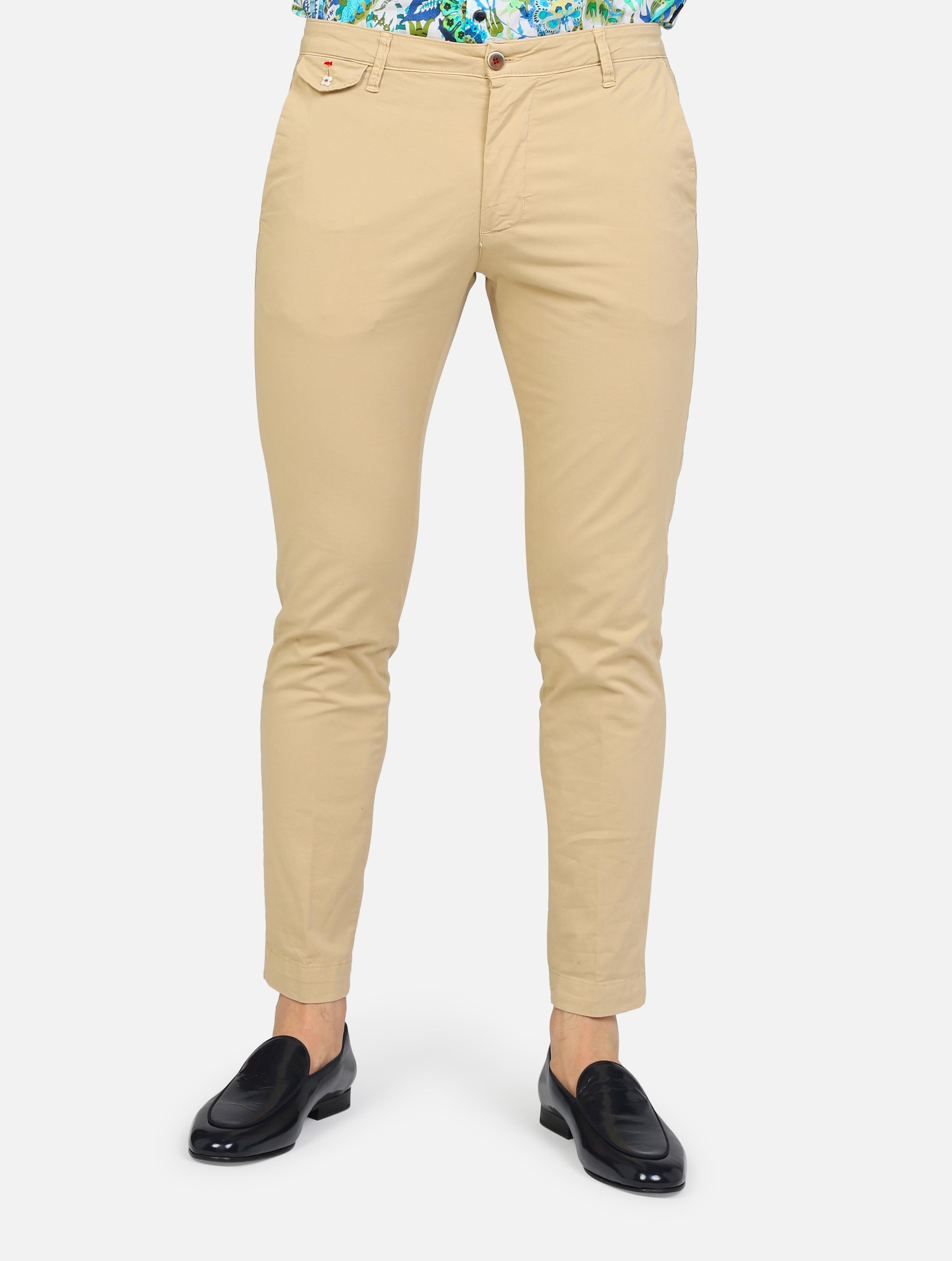 art. cile 225001: pantalone chino con tasche a taglio, taschino ricamato con bottone a fiore