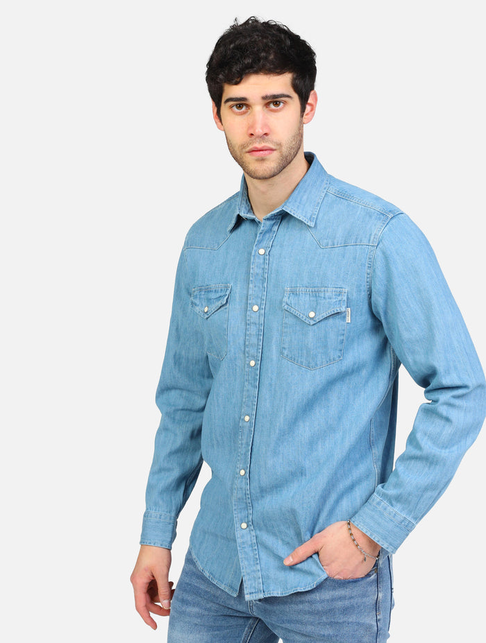 art. rru400cg340102: camicia martin in denim con lavaggio chiaro e impunture in contrasto. colletto classico. chiusura con bottoni a pressione. regula