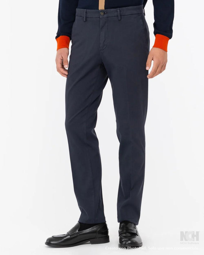 pantalone tinto con quattro tasche a taglio