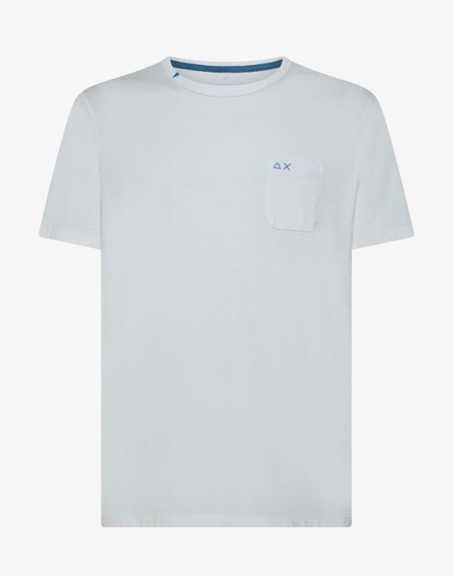 art. t35101: t-shirt in jersey di cotone con taschino, girocollo con ricamo a contrasto
