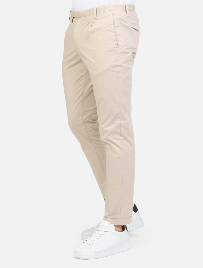 art. a301sasap353tc506/t: pantalone chino slim fit con pinces frontali; modello con chiusura frontale a cerniera e bottone; tasche anteriori e posteriori a file