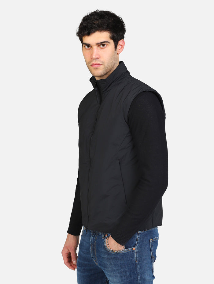 art. nobu pm808: giacchetto smanicato con chiusura a cerniera e tasche a taglio con chiusura a cerniera a scomparsa