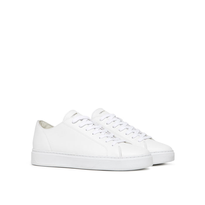 sneaker realizzata con materiali di alta qualità made in italy<BR/>tomaia in pelle bianca, dettagli in suede grigio chiaro<BR/>talloncino in pelle bi