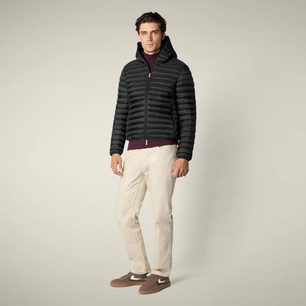 piumino Devon con cappuccio realizzato in tessuto opaco e resistente. l'imbottitura è in plumtech