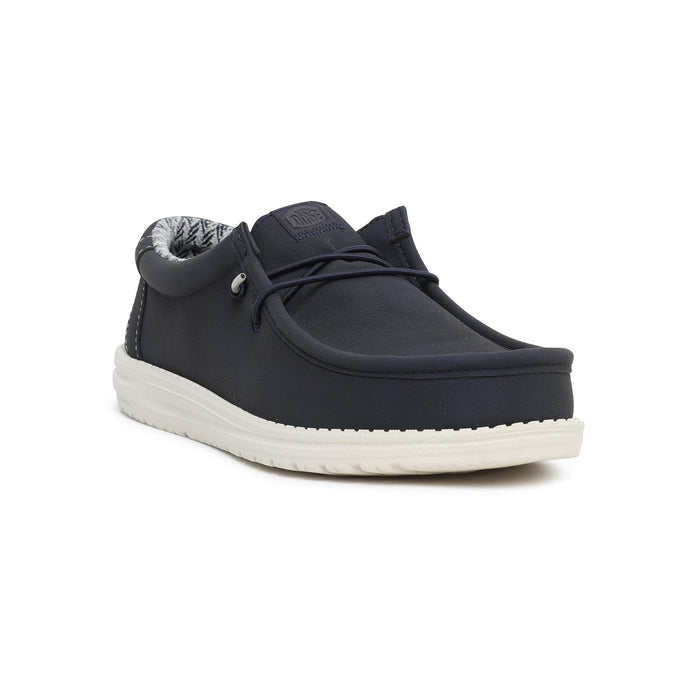 Scarpa con tomaia in similpelle più pregiata che mai, calzata easy-on e suola flessibile ultraleggera, lacci elastici; calzata semplice