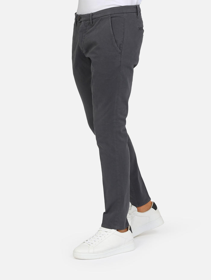 Pantalone basico tasca a taglio slim fit