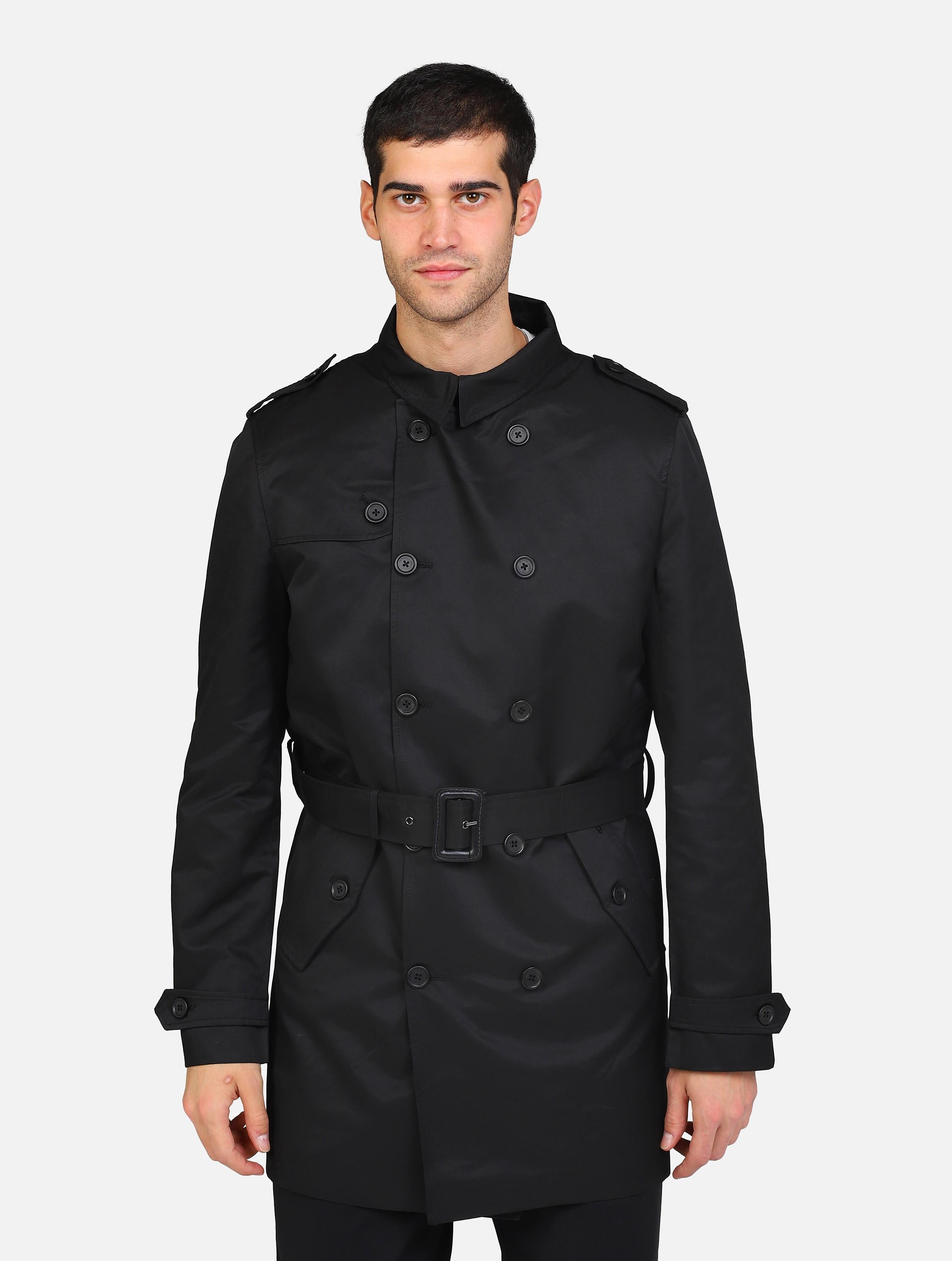 trench classico doppio petto con due tasche a filetto verticali con chiusura a bottone, polsini e cinturino