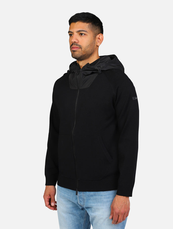 art. kn-sunny ny-ss25: giubbino in maglia con cappuccio impermeabile, completo di chiusura zip, tasche funzionali sulla parte anteriore; massima confortevolezza