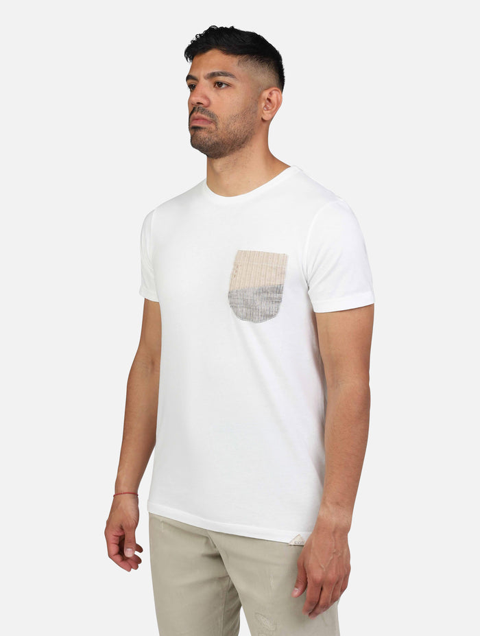 t-shirt girocollo con taschino cucito e ricamato