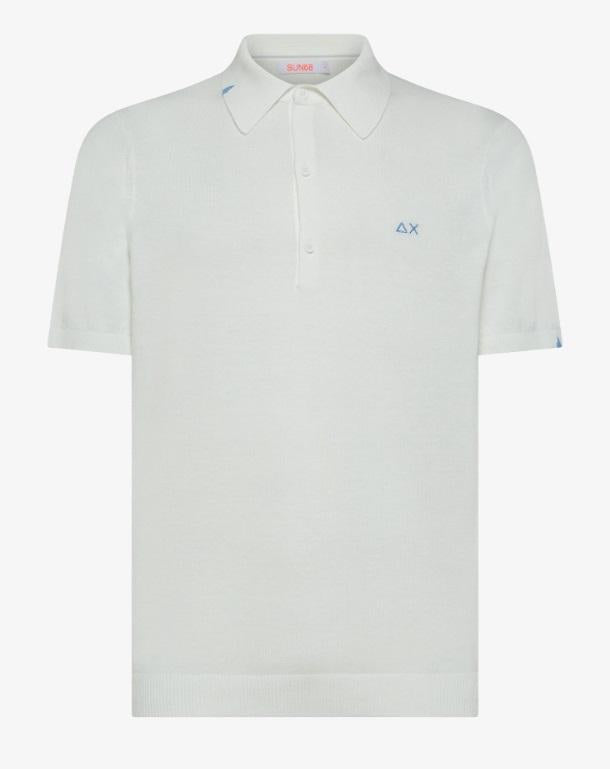 art. k35107: polo a maglia con ricamo a contrasto sul collo e manica; chiusura a bottoni; manica corta