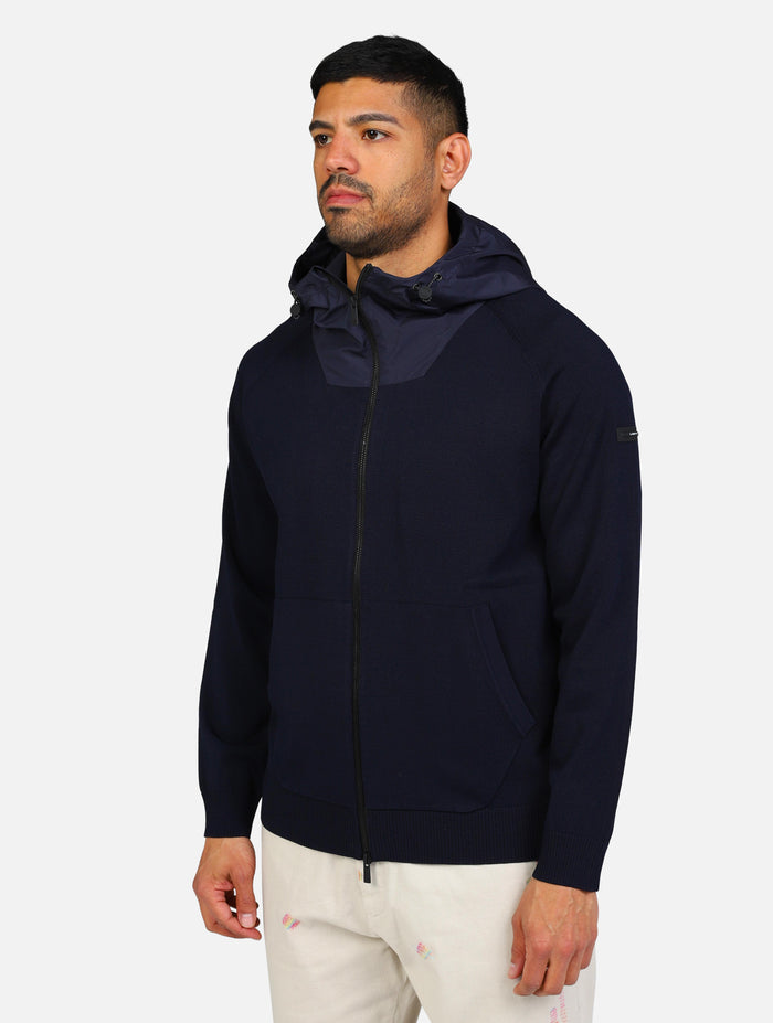 art. kn-sunny ny-ss25: giubbino in maglia con cappuccio impermeabile, completo di chiusura zip, tasche funzionali sulla parte anteriore; massima confortevolezza