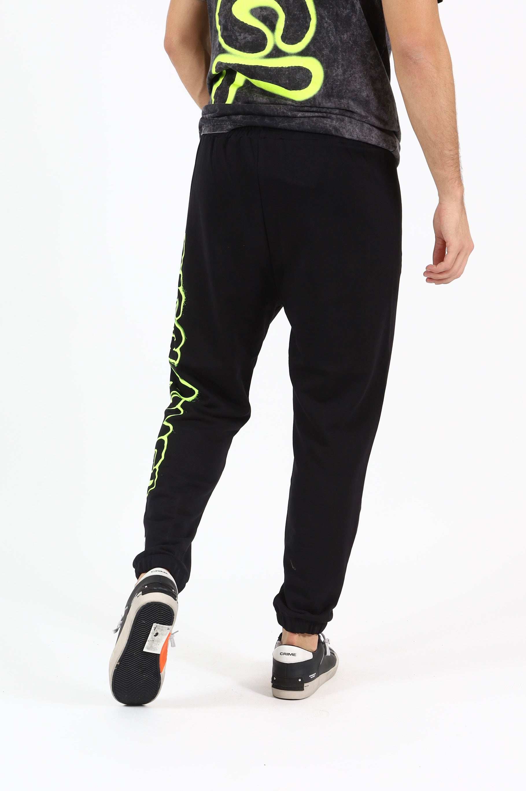 Pantalone in felpa con logo fluo su gamba sinistra -  nero man  - 2