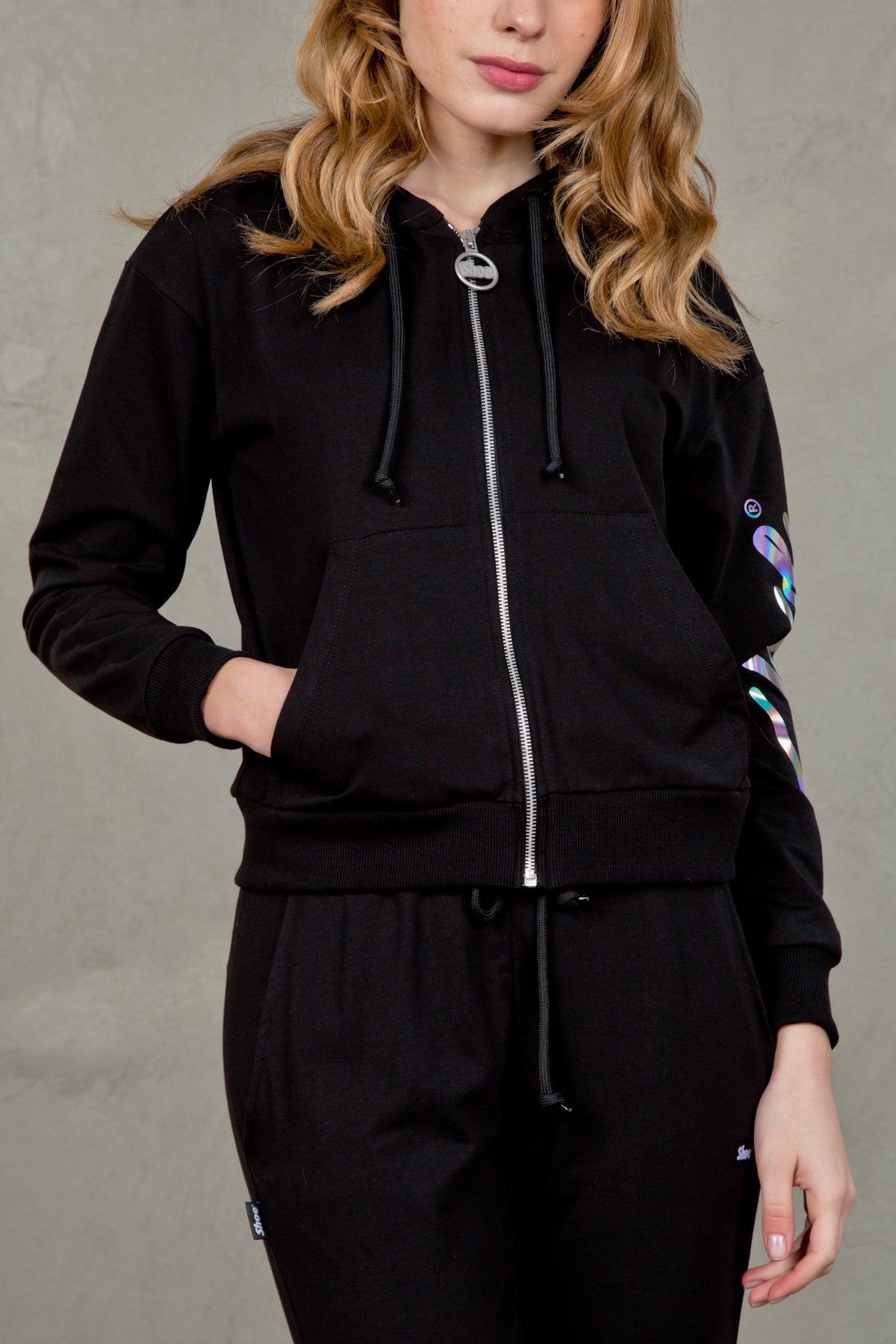 Women's hooded sweatshirt with logo on the multicolor shoulder  black woman  - 1