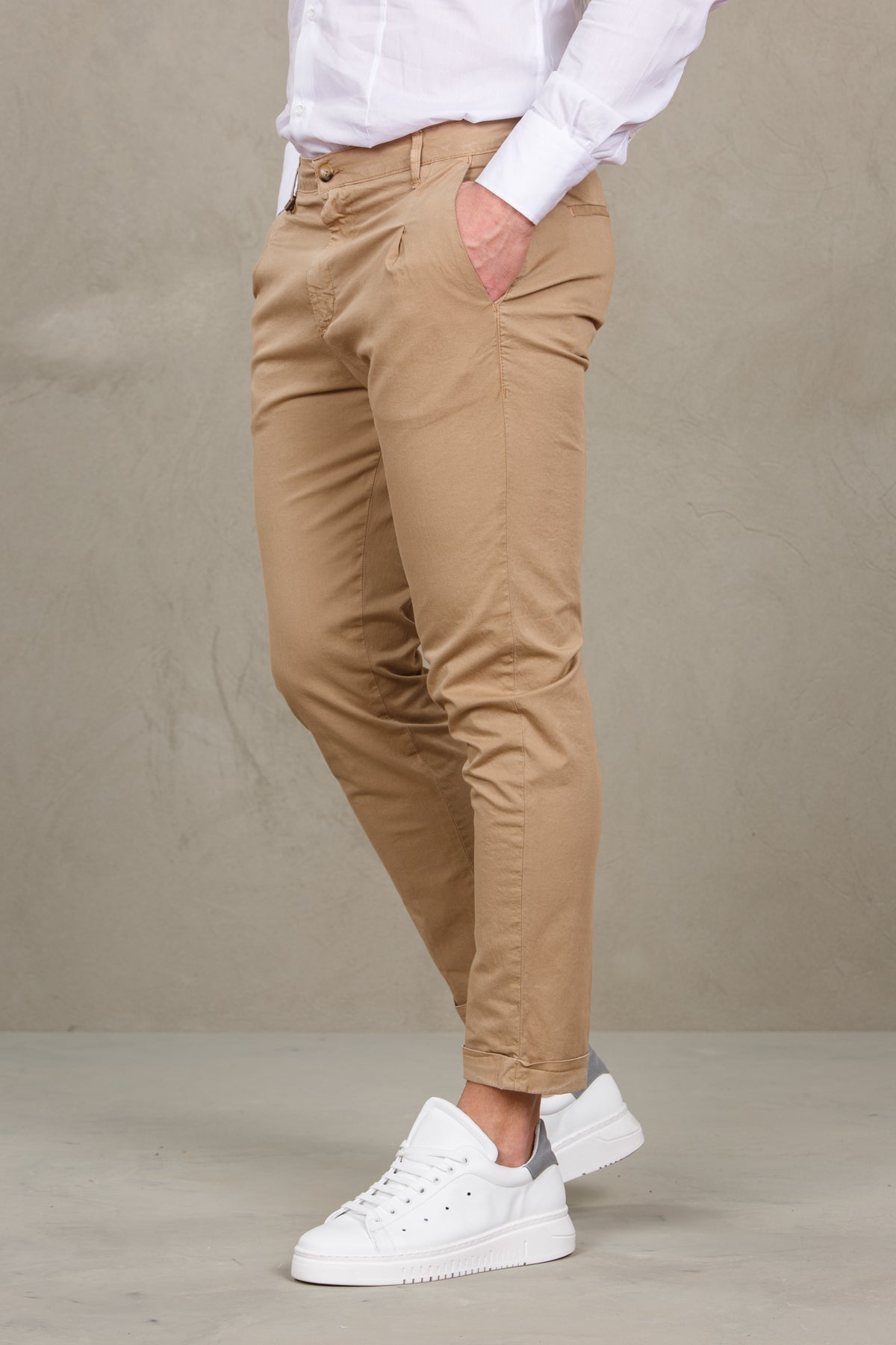 Chinos  trousers with pleats and america pocket -  beige man  - 2