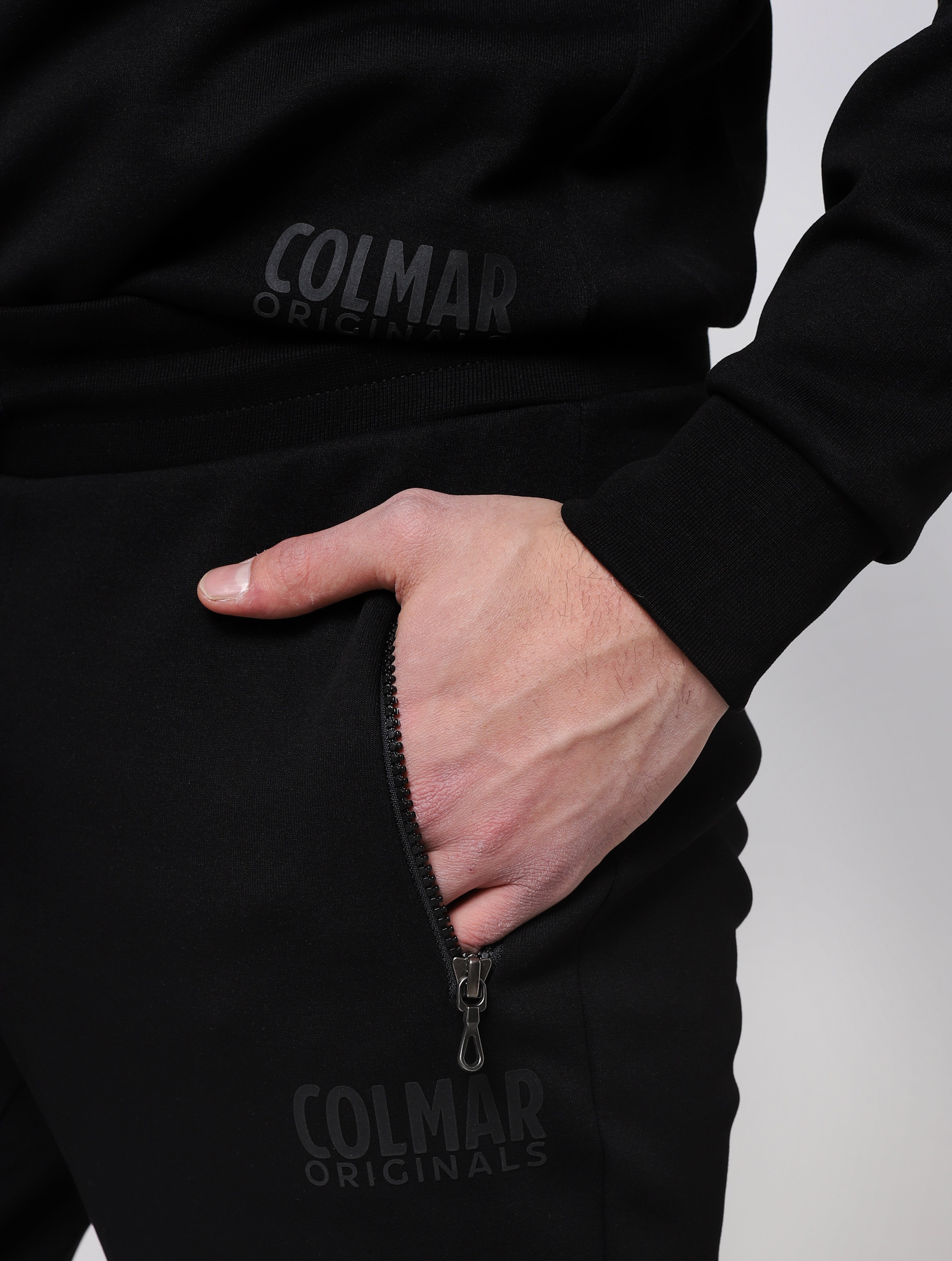 Maglia con girocolloe polsini fondo e collo elasticizzati in maglia a costine abbinabile ai pantaloni in felpa nel tessuto 8xq, colmar originals in rilievo in basso a sinistra -  nero man  - 8