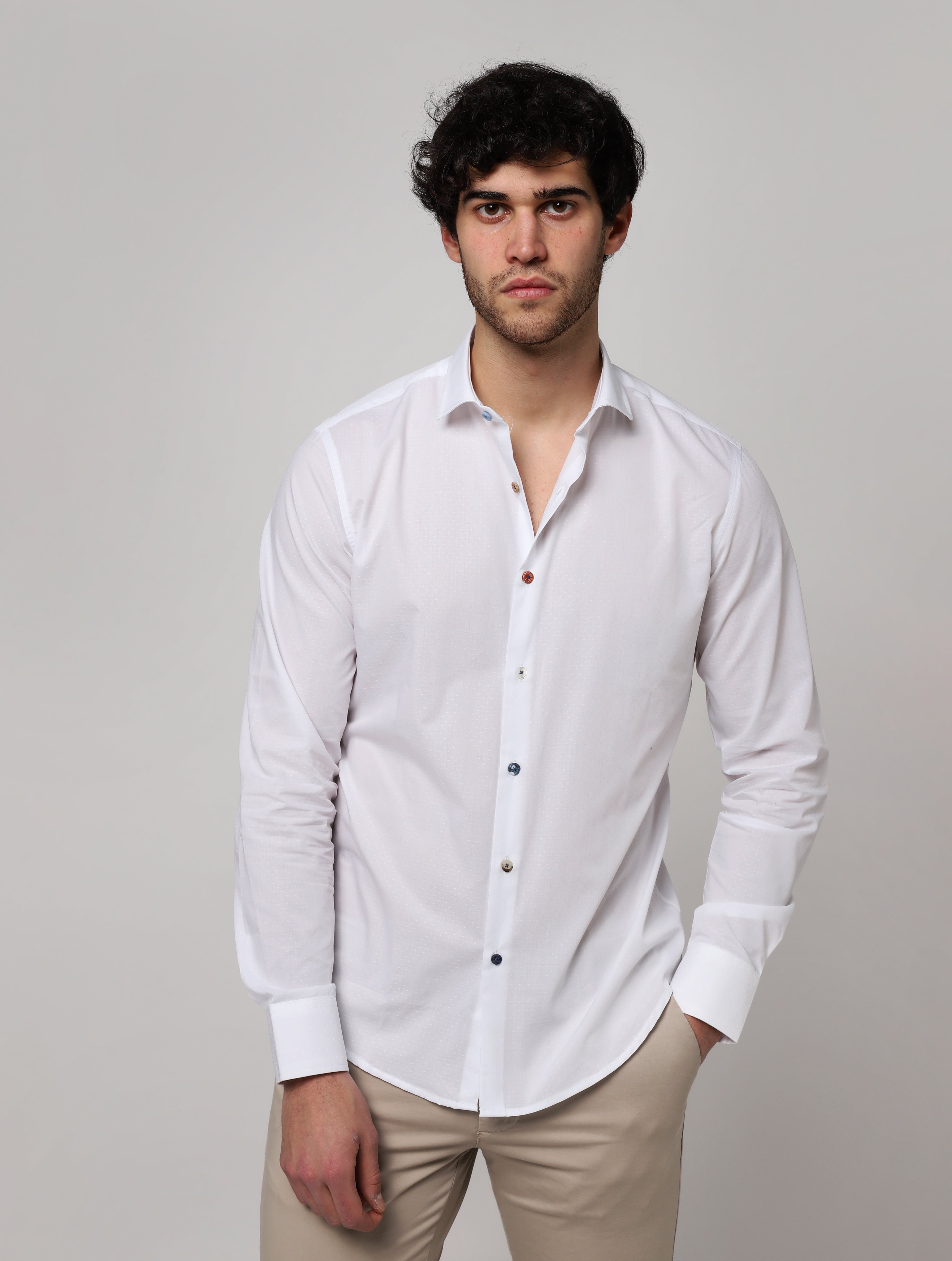 Camicia basica con colletto alla francese e bottoni colorati  bianco uomo  - 1