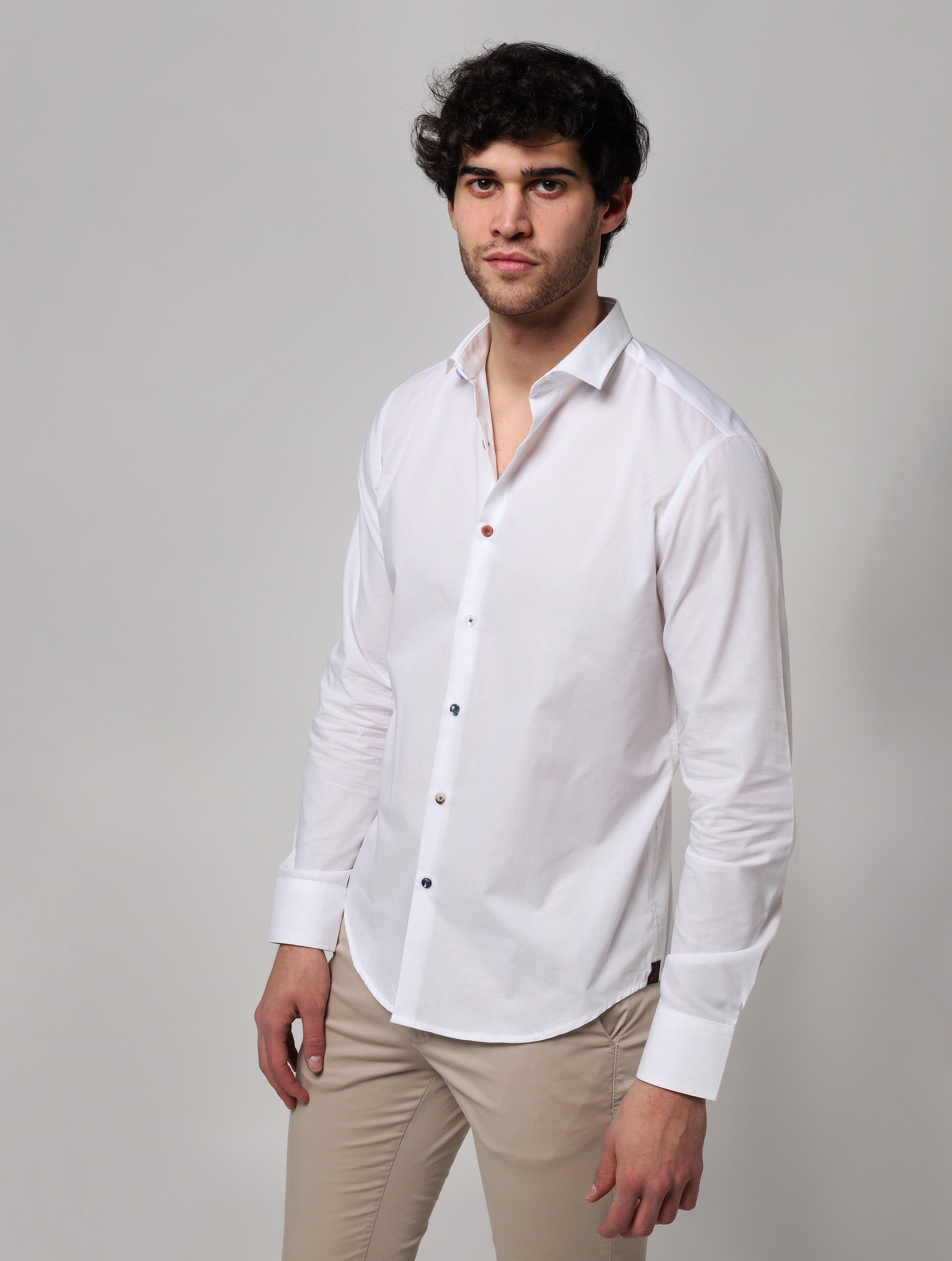 Camicia basica con colletto alla francese e bottoni colorati  bianco uomo  - 2