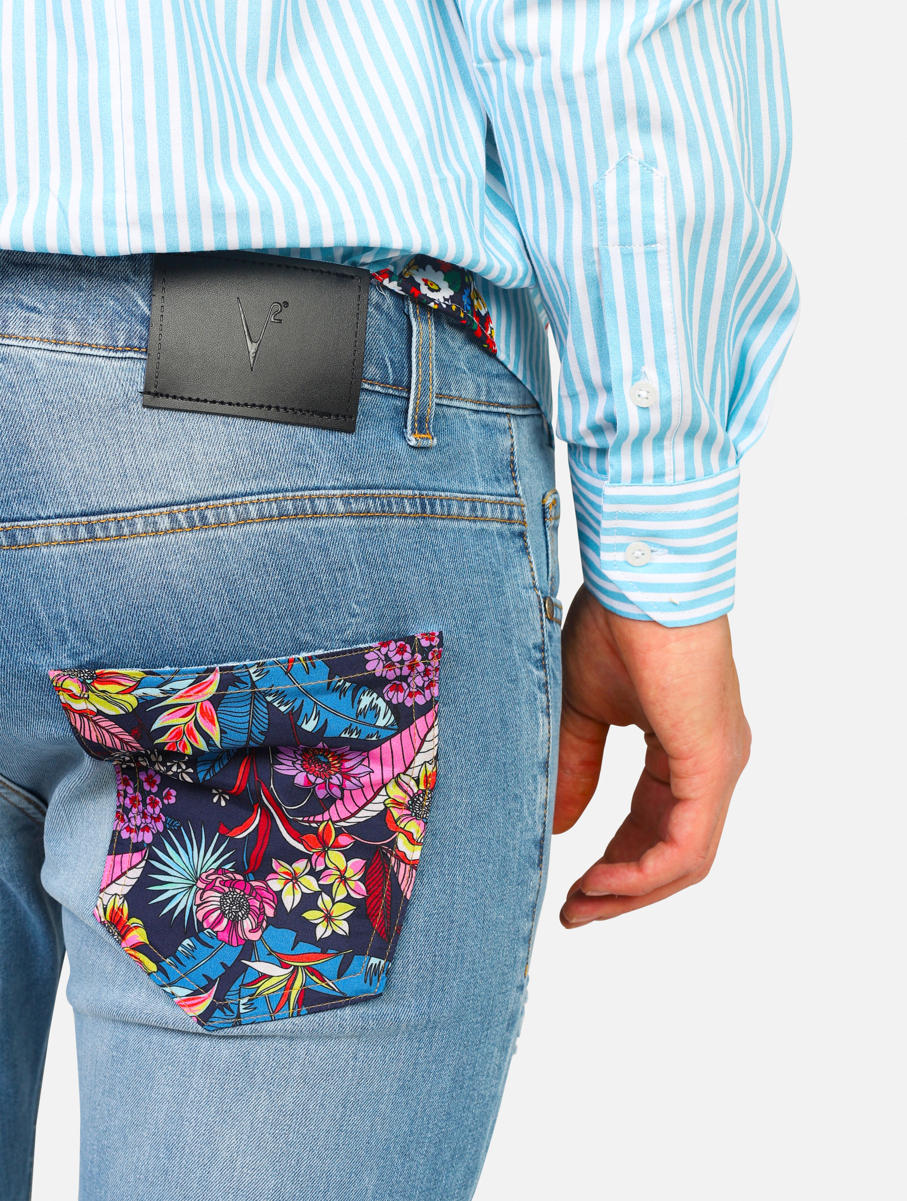 Jeans 5 tasche con tasca patch posteriore in fantasia, piccole lacerazioni -  denim man  - 4